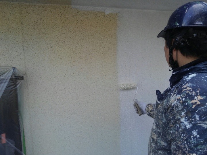 外壁の「下塗り」作業