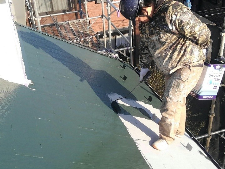 ファインパーフェクトベストを使用した屋根の「中塗り」作業