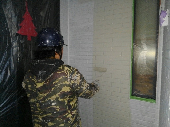 外壁の「中塗り」作業