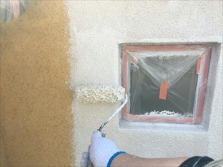 下塗り材として「パーフェクトフィラー」を使用する作業風景