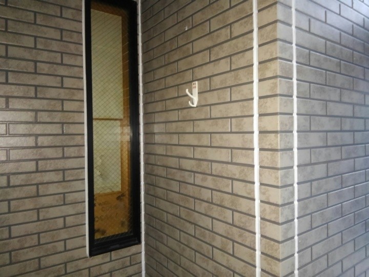 外壁にコーキング処理した後の状態