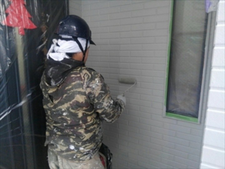 外壁の「上塗り」作業