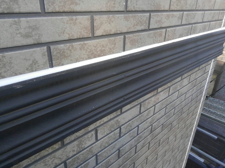 幕板にコーキング処理