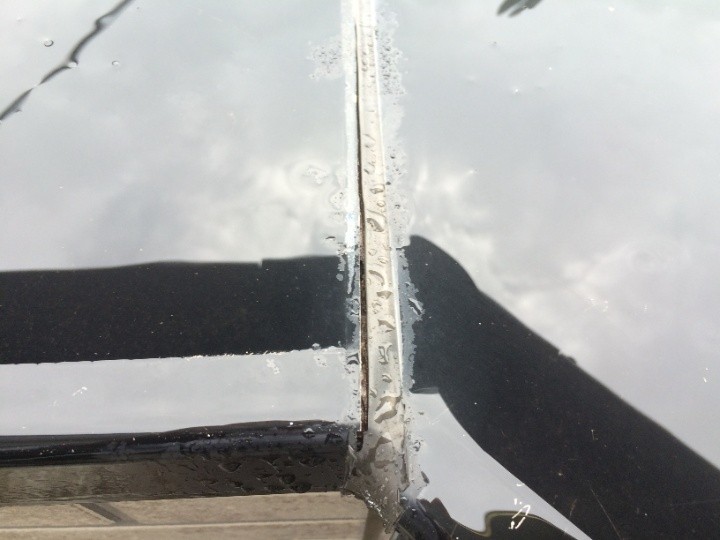 バルコニー笠木のコーキングが劣化した状態