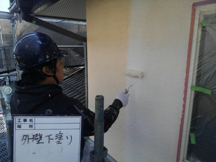 外壁の「下塗り」作業