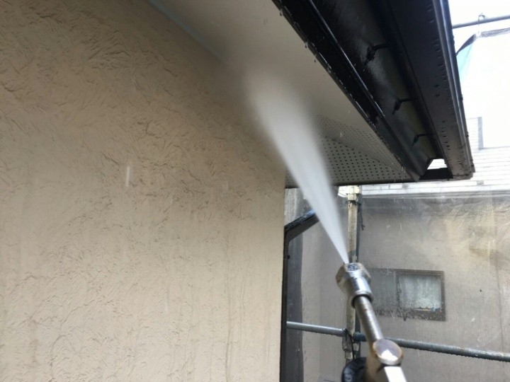 外壁を高圧洗浄する作業工程