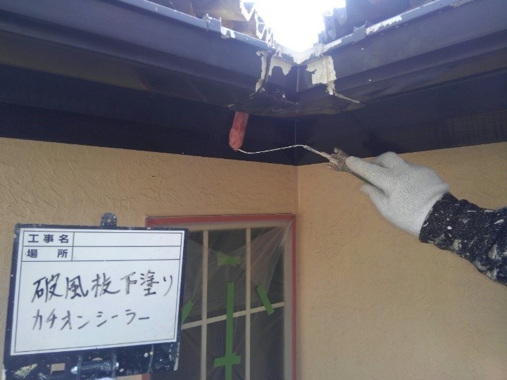 カチオンシーラーを用いた付帯部の塗装作業