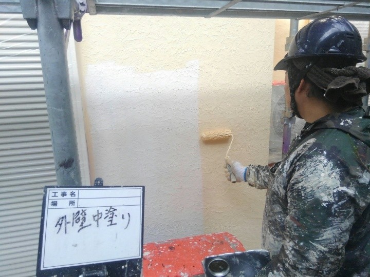 エラストコートを用いたモルタル外壁の「中塗り」作業