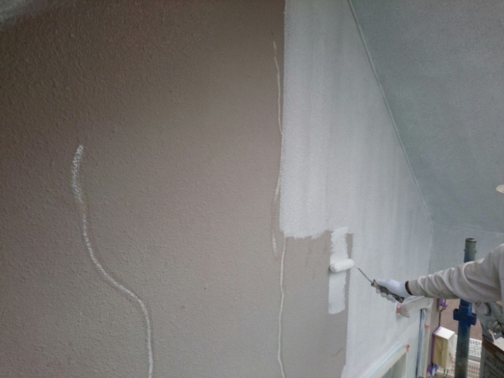 外壁に「下塗り」作業