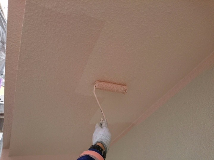 パーフェクトトップを用いて外壁に「上塗り」作業