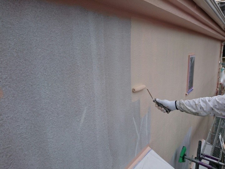 パーフェクトトップを用いて外壁に「中塗り」作業