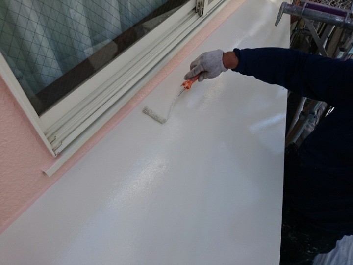 ファインSiを用いて鉄部に「上塗り」作業