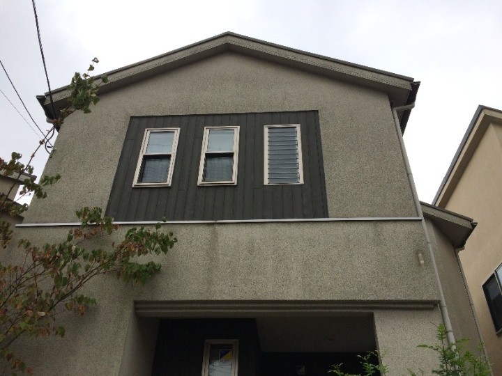 玄関側となる北面には汚れや苔が目立つ状態