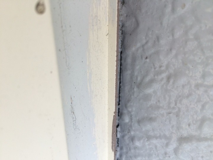 サッシ周りと外壁の接合部に小さなすき間が発生