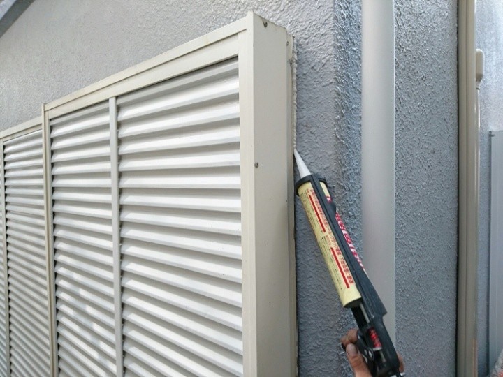 サッシの隙間にコーキング充填