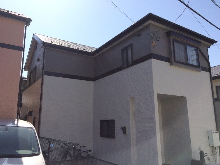 「屋根・外壁」塗装工事が完工した住宅の外観