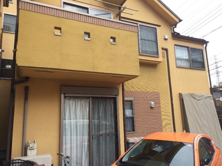 外壁は「モルタル仕上げで、リシン吹付け部分、櫛引柄部分、タイル貼り部分」で構成