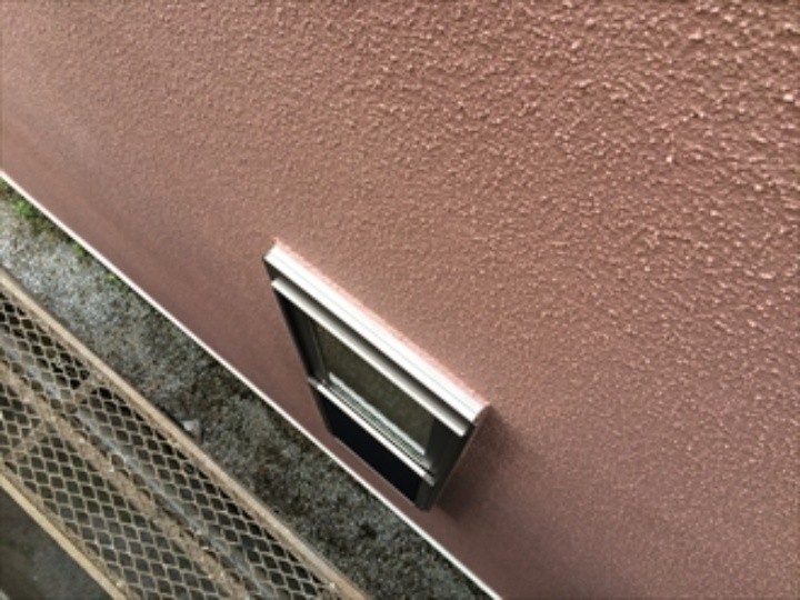 外壁の「上塗り」作業する施工風景