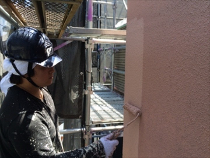 外壁の「上塗り」作業