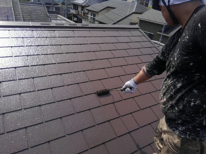 屋根の「上塗り」作業