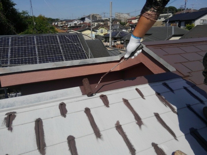 屋根の「中塗り」作業