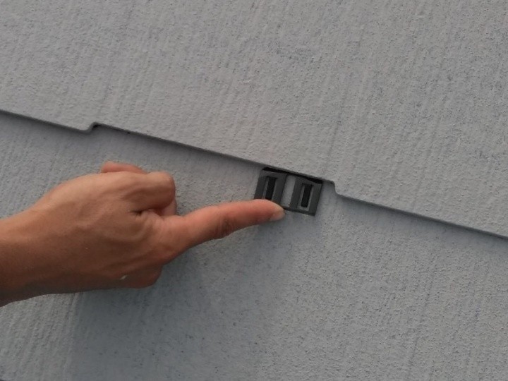 化粧スレート屋根にタスペーサーを設置