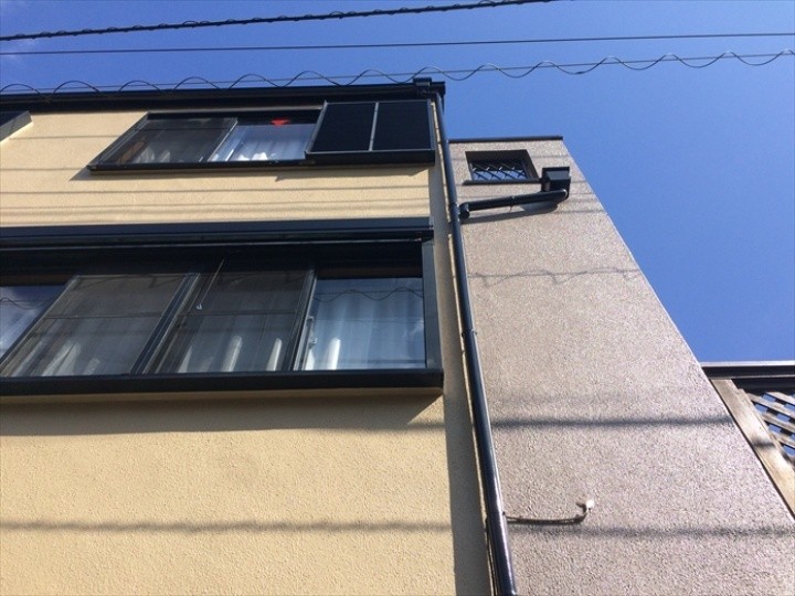 「サーモアイ４Ｆを用いた屋根塗装とパーフェクトトップを用いた外壁塗装」の工事が無事に終了した住宅の外観