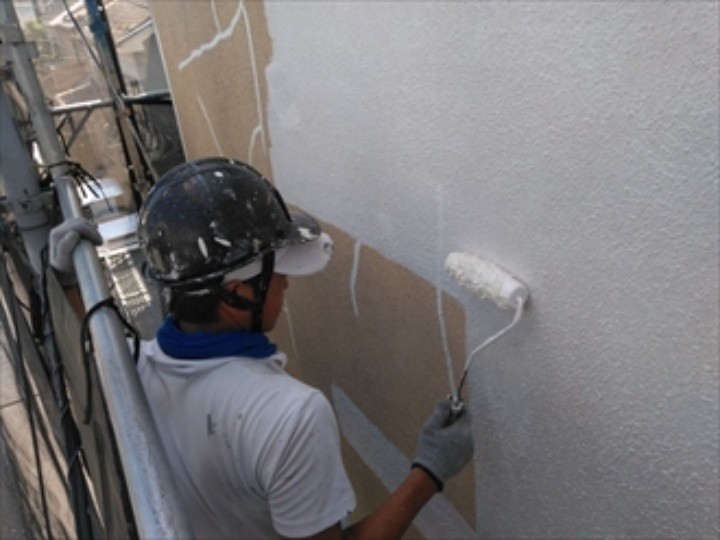 外壁に下塗り材であるパーフェクトフィラーを塗布