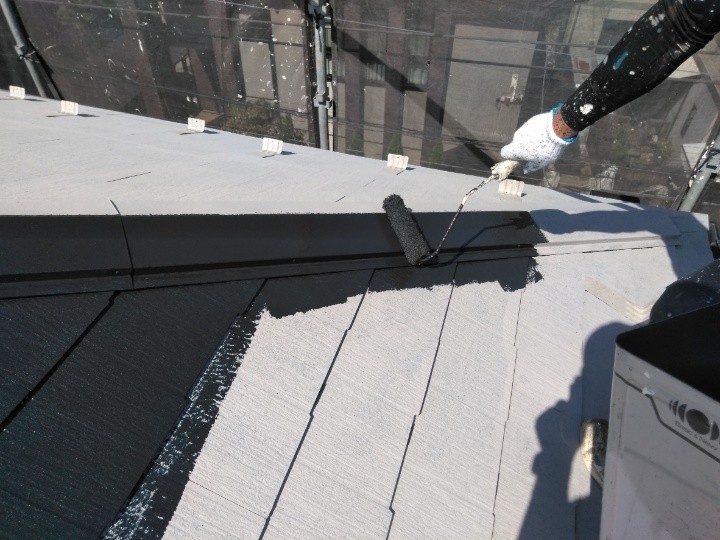 化粧スレート屋根に日本ペイントのサーモアイ4Fを中塗り材として使用