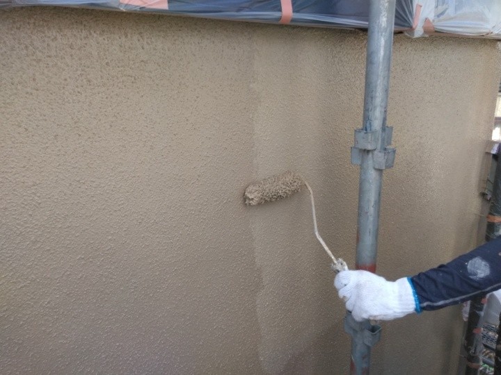 外壁の「上塗り（仕上げ）」作業