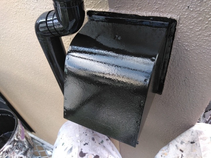 付帯部に塗料材ファインSiを用いた上塗り作業