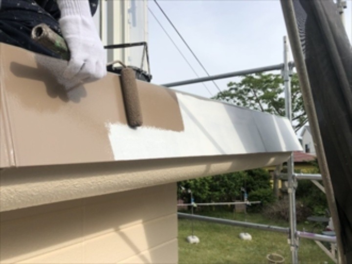 日本ペイントの「ファインSi」を採用した鉄部の塗装作業