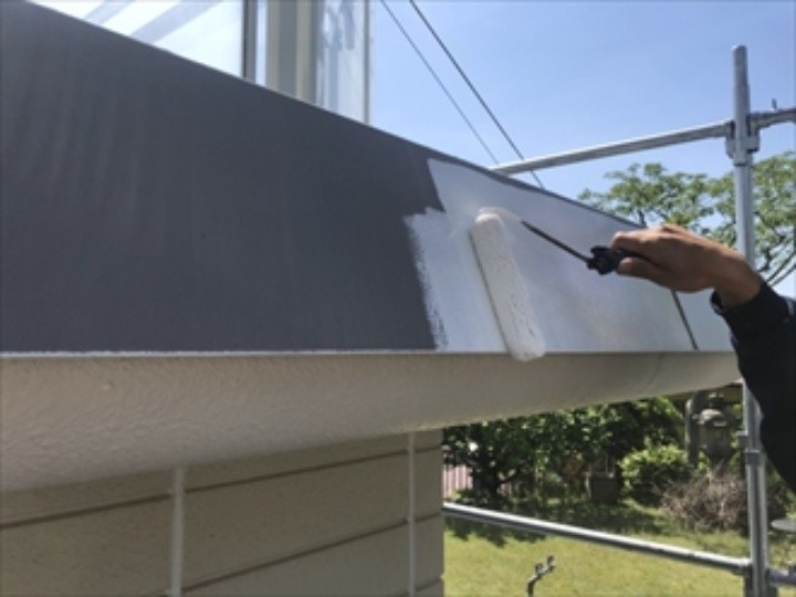 鉄部の下塗りには日本ペイントの「ハイポンファインプライマーⅡ」を使用