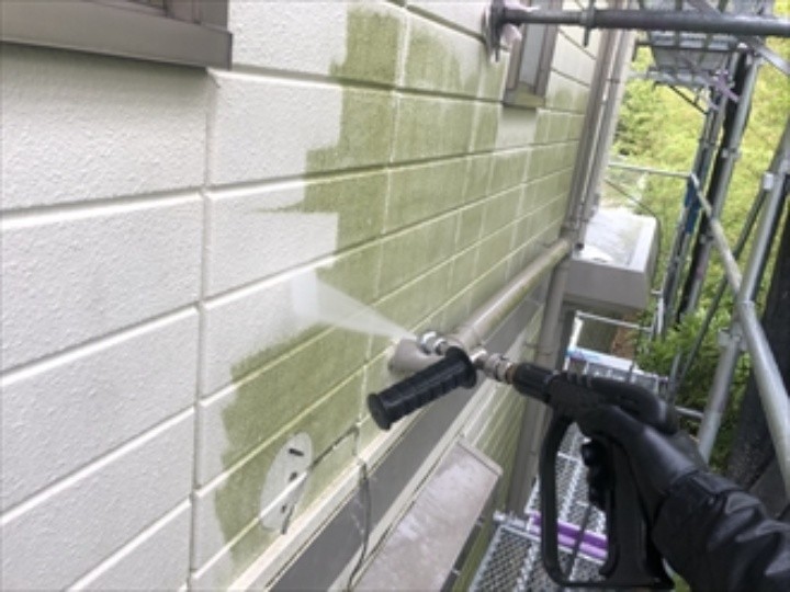 外壁への高圧洗浄