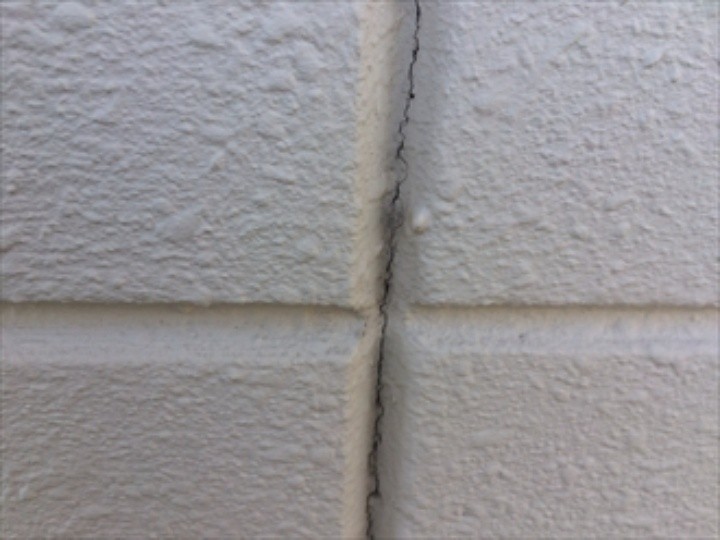 パネル同士の継ぎ目を中心に亀裂が生じている状態