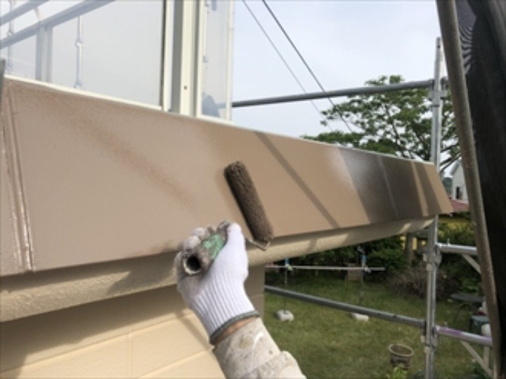 日本ペイントの「ファインSi」を用いた鉄部の塗装作業風景