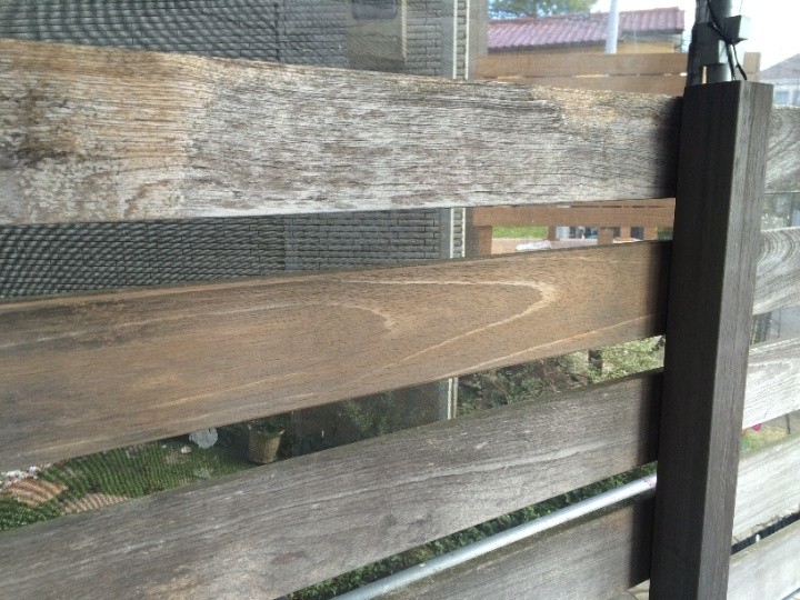 ウッドデッキをケレン作業する作業風景