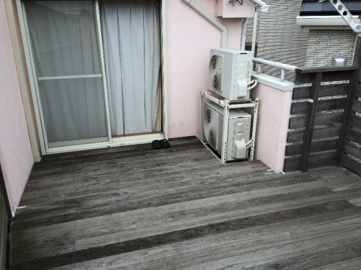 汚れた２階ウッドデッキの状態