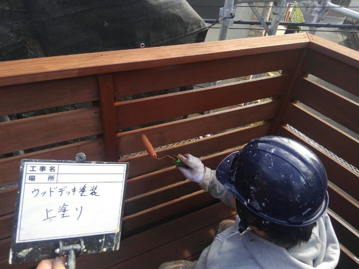 ウッドデッキの上塗り作業