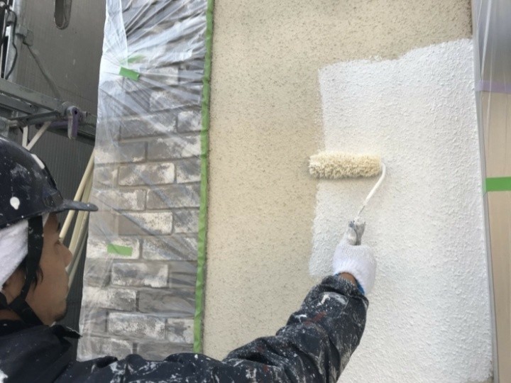 パーフェクトフィラーを用いた外壁の「下塗り」作業
