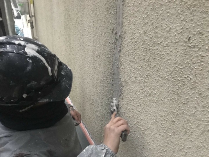 モルタル外壁にコーキング処理する作業風景