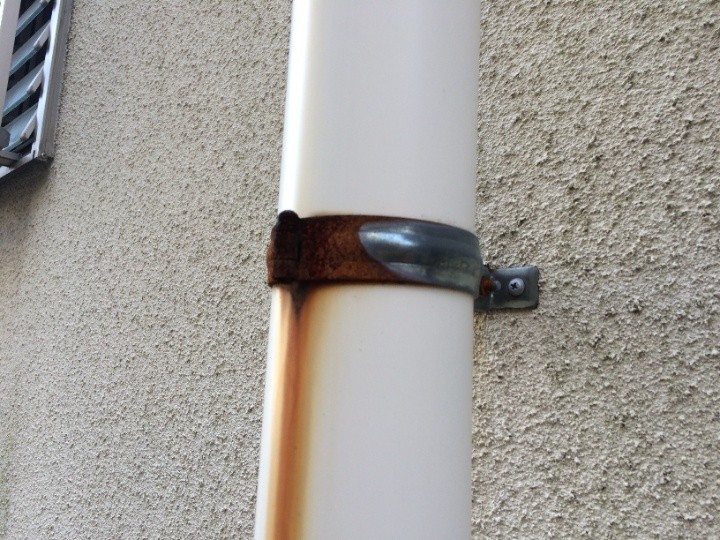 雨樋を支える金具に錆が発生