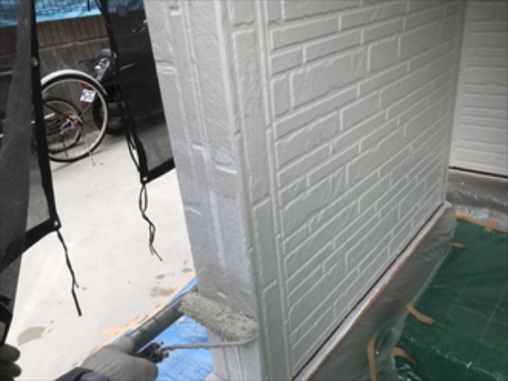 パーフェクトトップを使用した外壁の「中塗り」作業