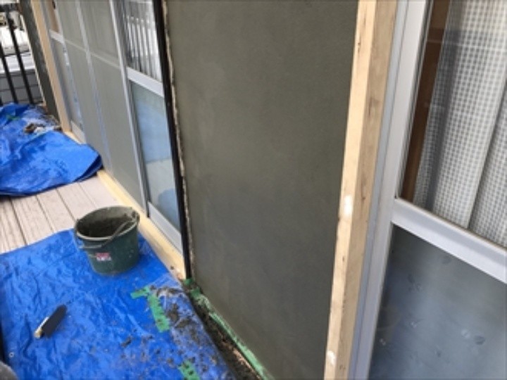 表面にモルタル塗装する作業工程