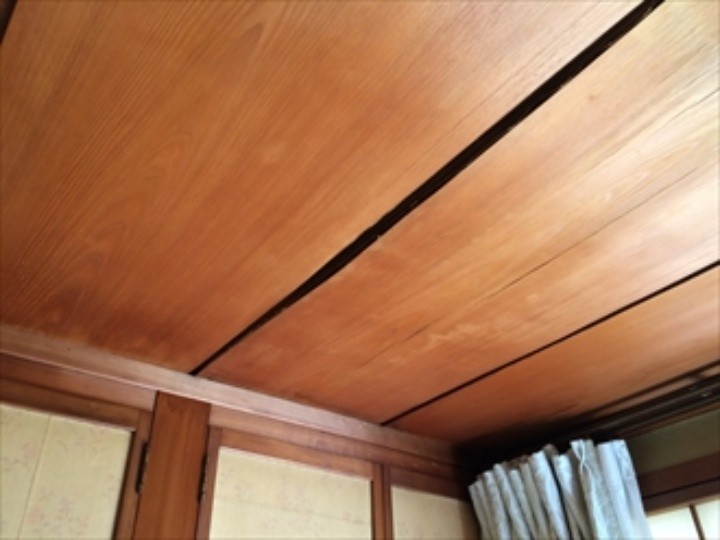 雨漏りが天井と天袋内部にまたがって発生している状態