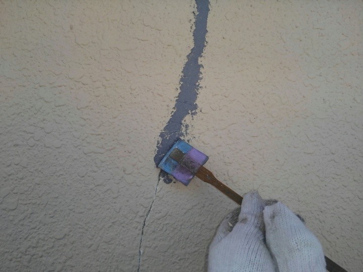 亀裂の補修作業