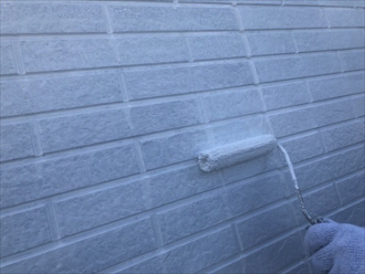 下塗り材には「水性SDサーフエポプレミアム」を使用