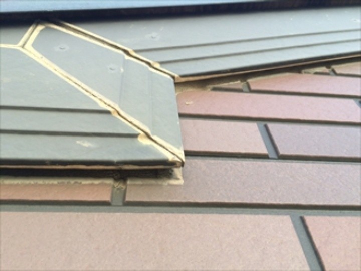 破風板のコーナー部分に施されているコーキングも劣化して継ぎ目には変色が見られる状態