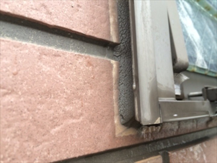 サッシまわりでもコーキングの劣化が進行