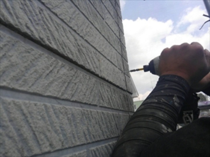 窯業系サイディングをビスで再固定